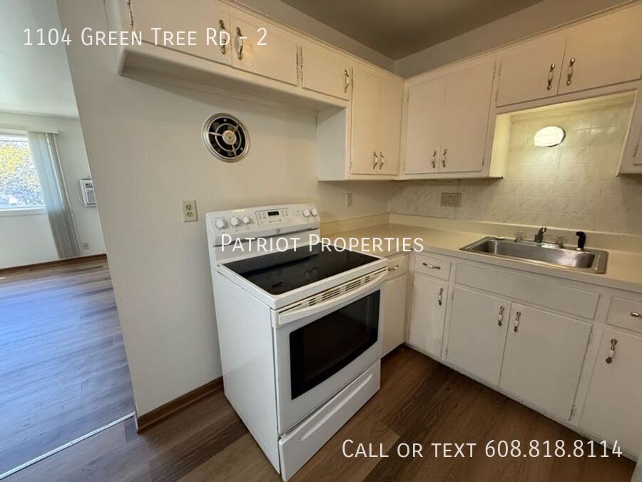 Primary Photo - 1104 Green Tree Rd
