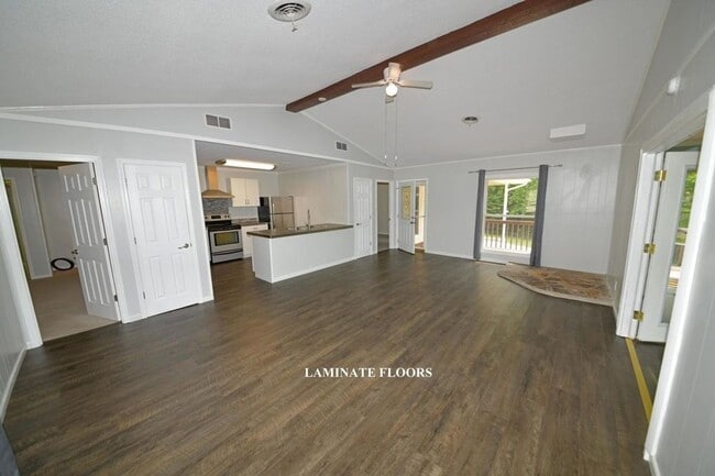 Building Photo - Lovely 2 bedroom / 2 bath right in the mid...