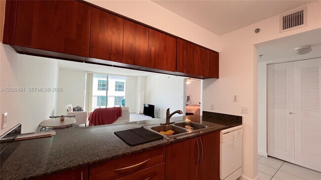 Foto del edificio - 1200 Brickell Bay Dr