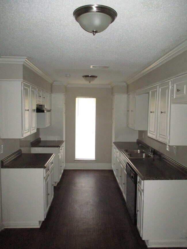 Foto del edificio - 8705 Labette Dr