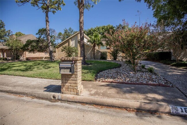 Foto del edificio - 1627 Fall Valley Dr