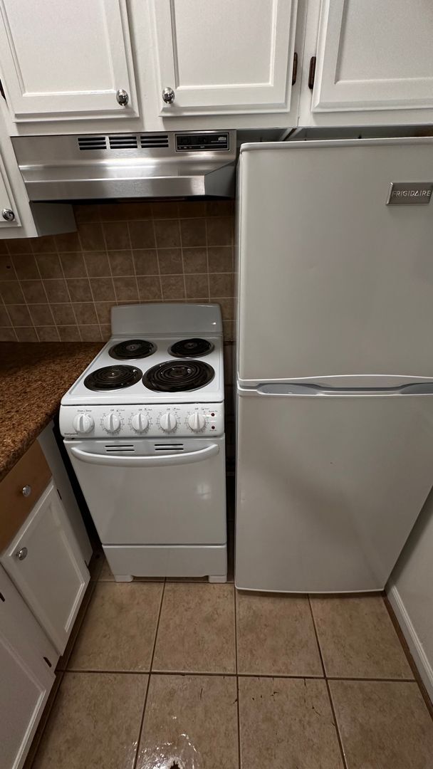 Building Photo - Nice 1 Bed 1 Bath Unit! Available Now!