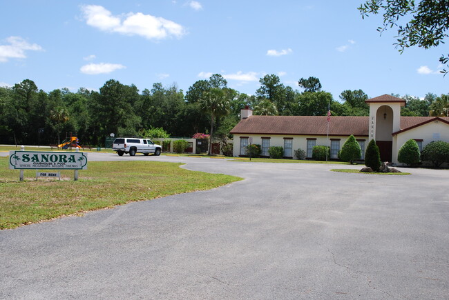 Building Photo - Three Bedroom Two Story Townhome,  Close t...