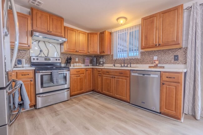 Building Photo - 3 Bedroom plus Den!!  FULLY FURNISHED & WI...