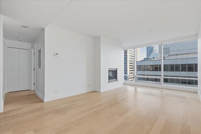 Building Photo - 1111 Alberni St