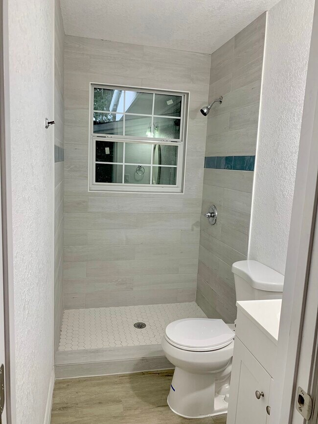 bathroom 2 - 2023 7th Ave E