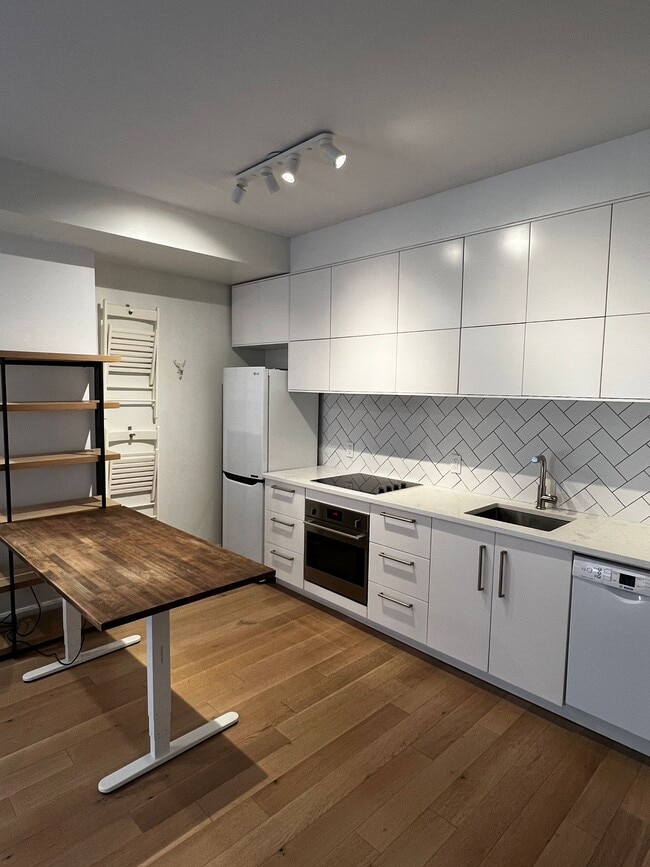 Building Photo - 6363 Boul Saint Laurent