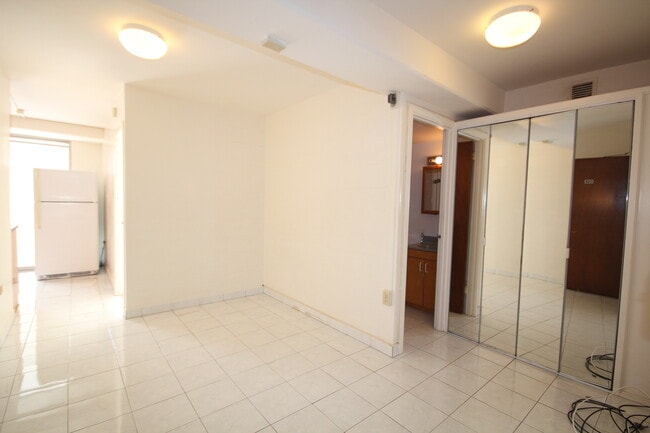 Building Photo - 1 bedroom, 1 bath, 1 Parking. End Unit! Am...
