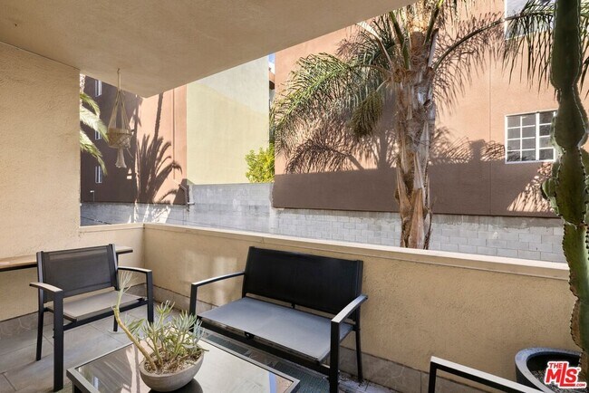 Foto del edificio - 1734 N Fuller Ave