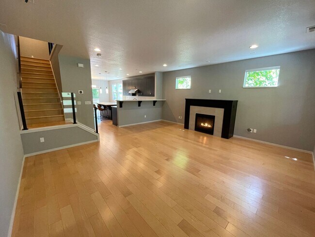 Building Photo - Stunning Home close to N Mississippi with ...