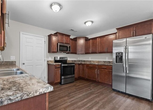 Building Photo - 1595 Rossmore Dr
