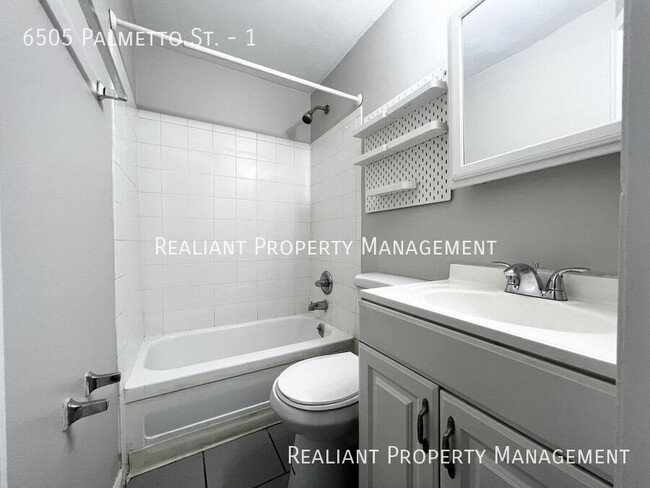 Building Photo - Charming 1-Bedroom Apartment with Spacious...