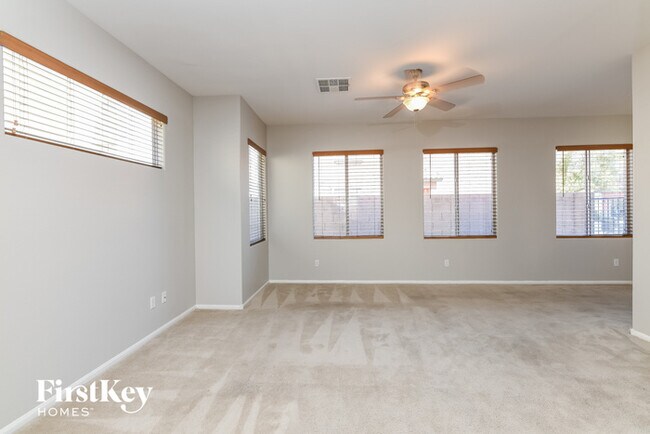 Foto del edificio - 719 Emerald Idol Pl