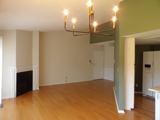 Building Photo - 2 Bed | 2 Bath Third Floor Condo