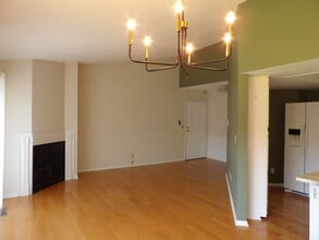 Building Photo - 6095 Courtly Alcove