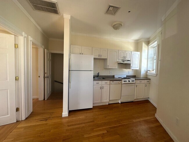 Foto del edificio - 5 Bishop Allen Dr