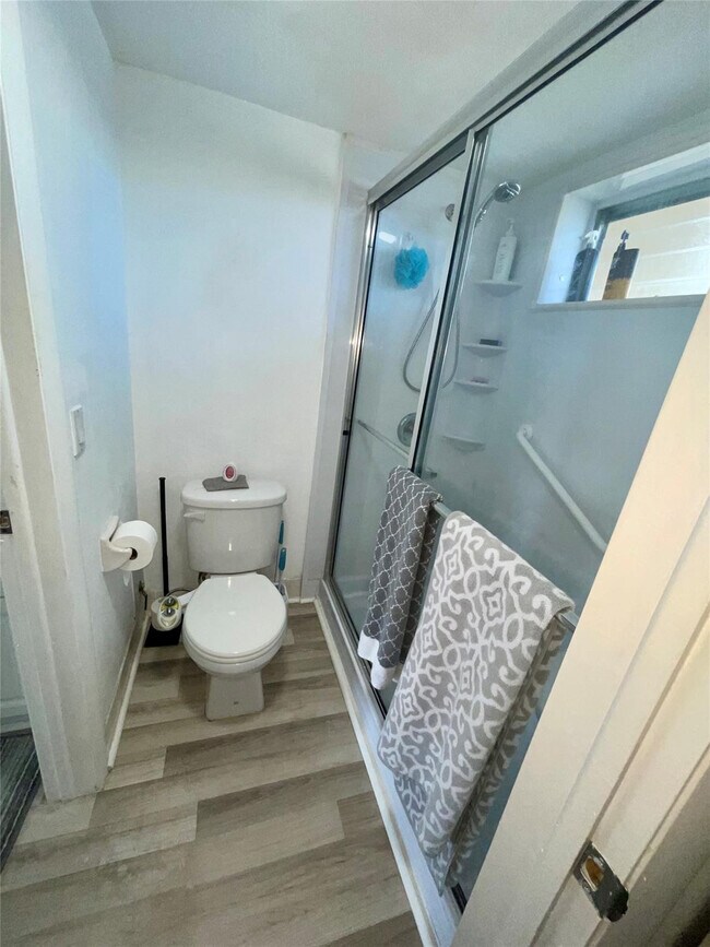 Foto del edificio - 5860 NW 64th Ave