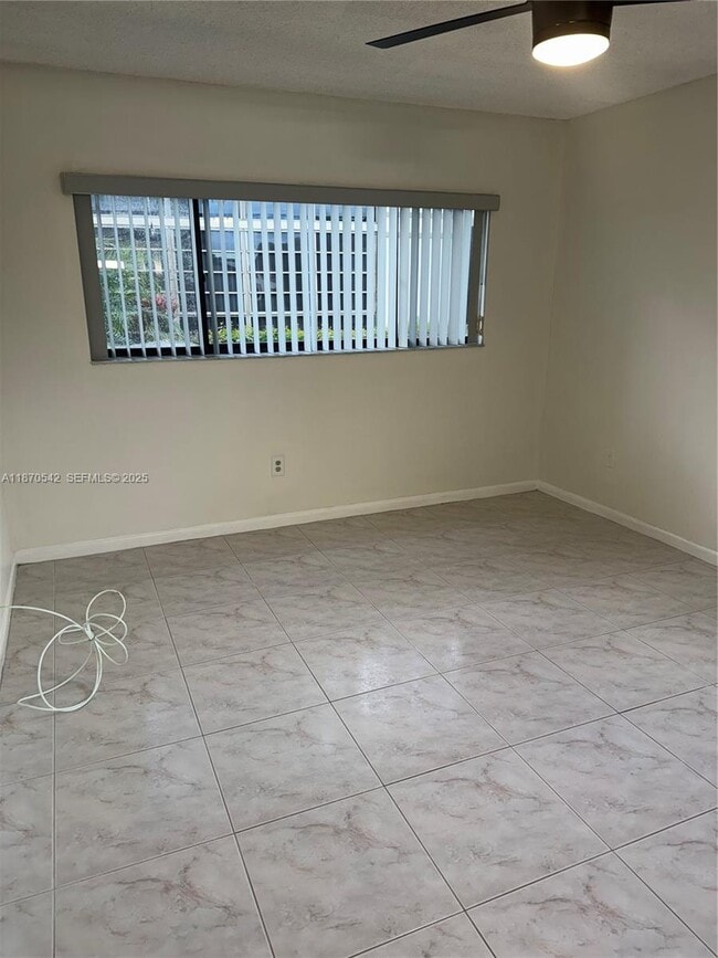 Foto del edificio - 9620 W McNab Rd