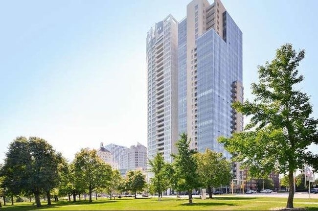 Building Photo - 923 E Kilbourn Ave