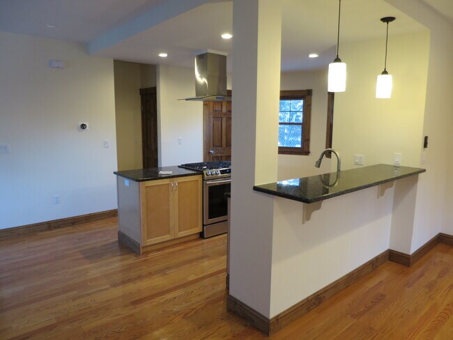Building Photo - 41 Thorndike St
