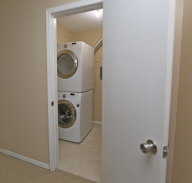 Building Photo - 7725 Meadow Park Dr