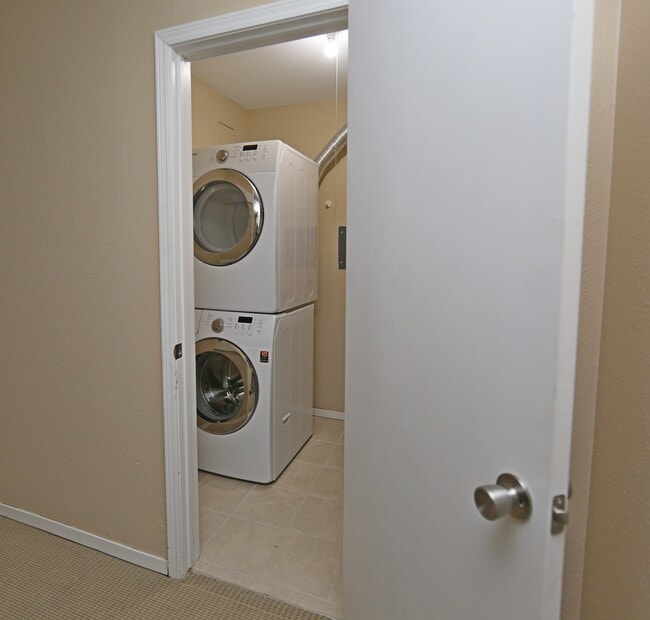 Building Photo - 7725 Meadow Park Dr