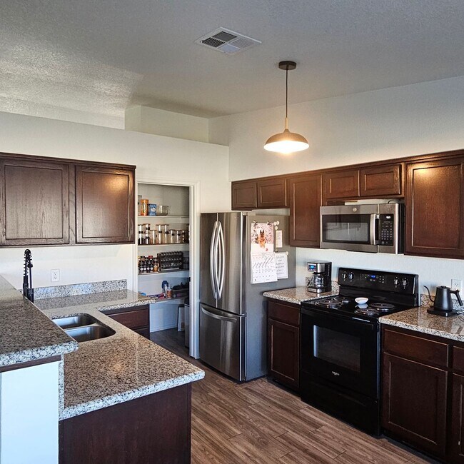 Foto del edificio - Solar home for Rent!