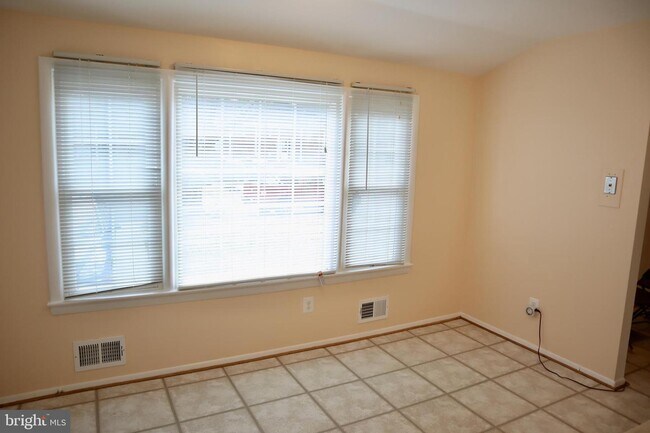 Building Photo - 5605 Pier Dr