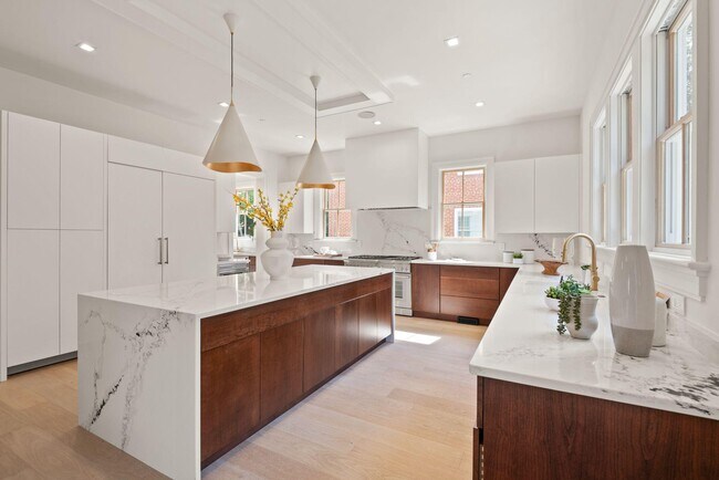 Foto del edificio - 5022 Cathedral Ave NW