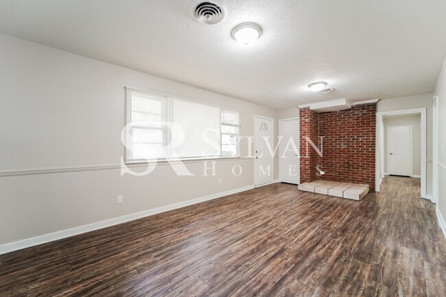 Foto del edificio - One-level living at its best in this 3 BR,...