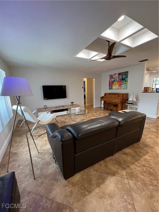 Foto del edificio - 852 NE 7th Pl