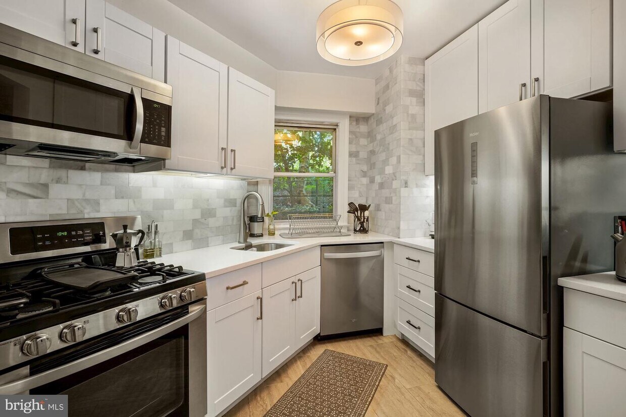 Primary Photo - 2500 Q St NW