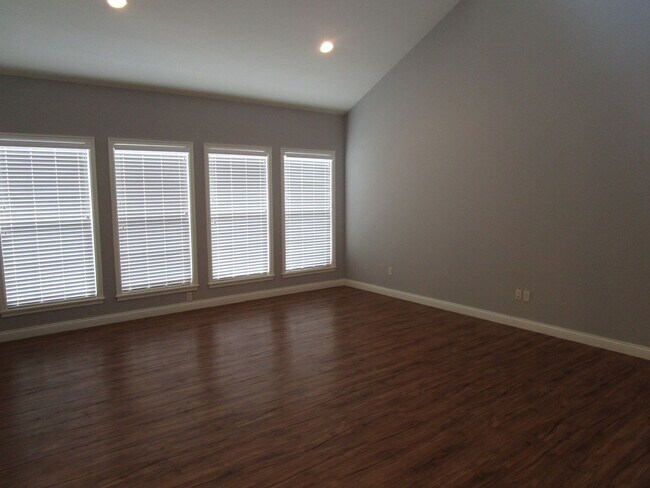 Building Photo - Bright 3BR Townhome with Bonus Room - Available July 17!!