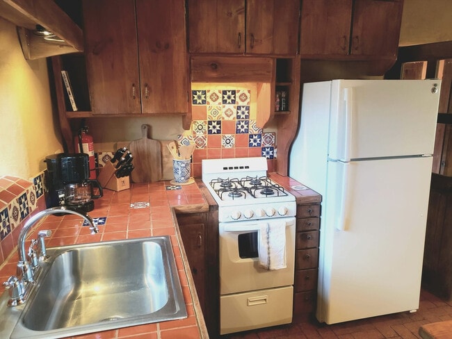 Building Photo - 824A Canyon Rd