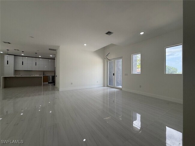 Building Photo - 1549 NW 26th Pl