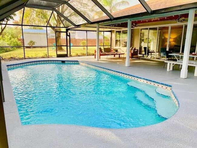 Building Photo - Jensen Beach Pool Home Short Term