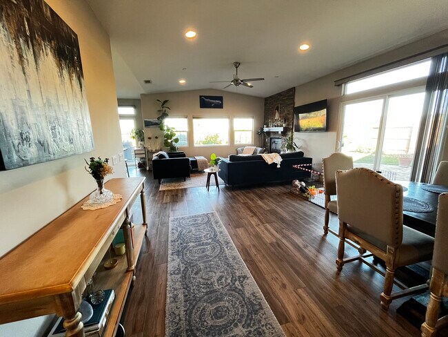 Foto del edificio - 575 Oak Ridge Rd