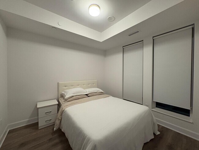 Photo du bâtiment - 2 Bed Condominium in Oakville