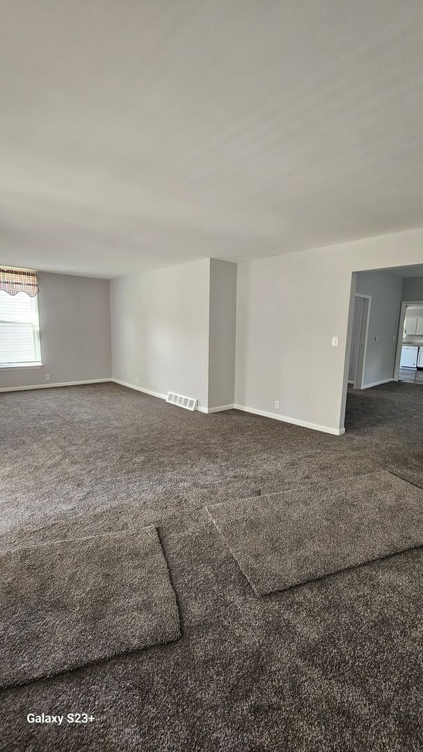 Building Photo - Spacious 4 Bedroom