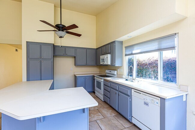 Building Photo - *** STUNNING OCEANSIDE 4/2 HOME , PET FRIE...