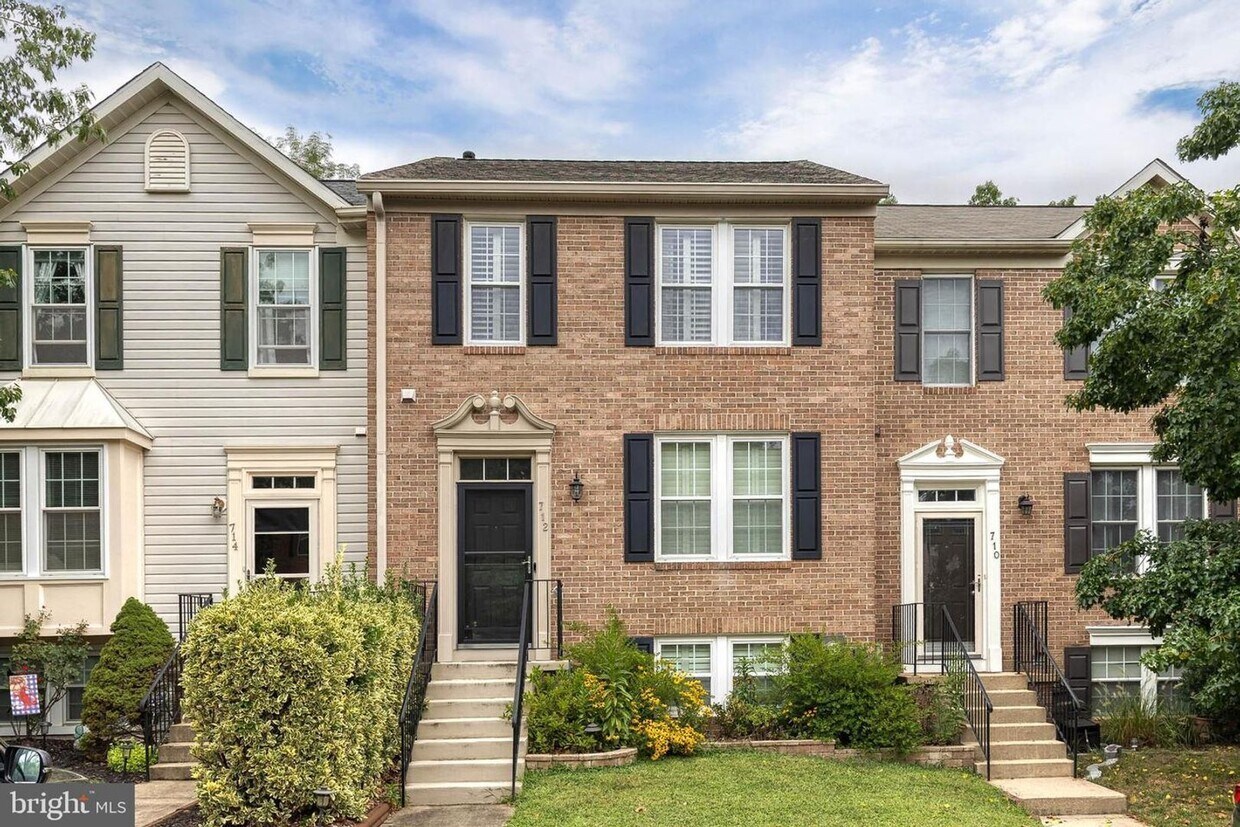 Primary Photo - Beautifully Updated 3bd 2/2bth Brick-Front...