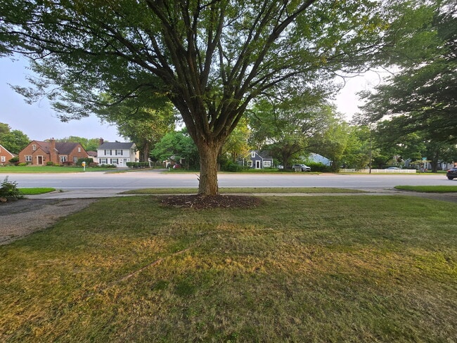 Building Photo - 1305 E Stadium Blvd
