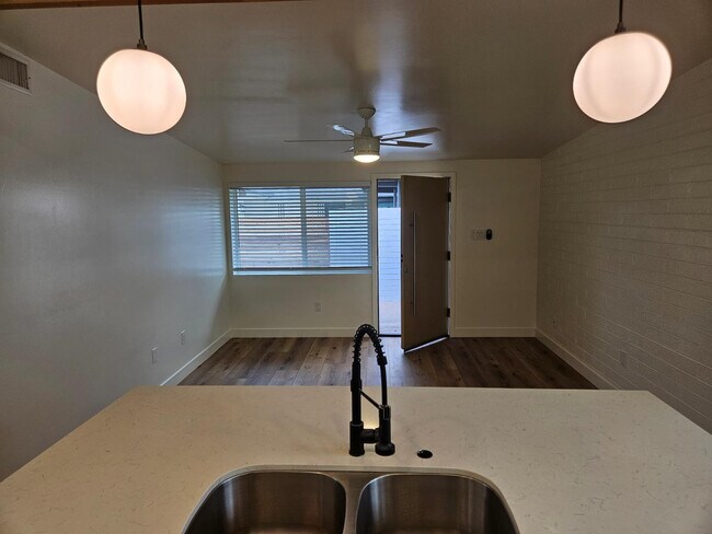 Foto del edificio - 6623 E Cheery Lynn Rd