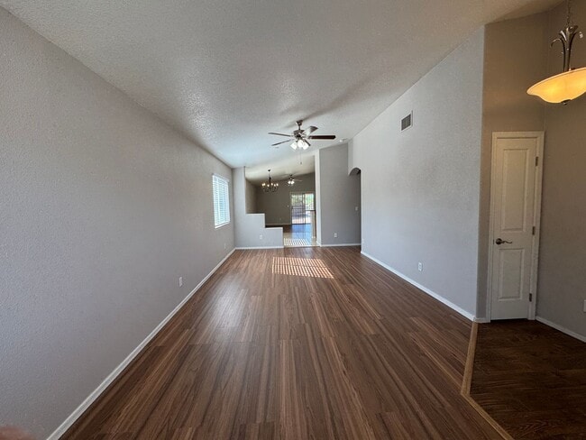 Foto del edificio - Great 4Bdm 2Ba Home, in a well desired loc...