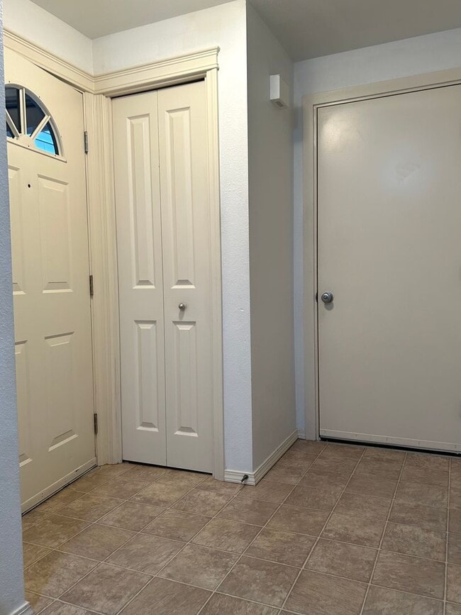 Foto del edificio - Beautiful Three Bedroom Townhome