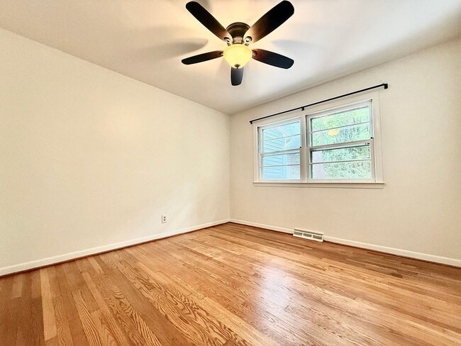 Building Photo - 3 Bedroom 1 Bath Home in Durham