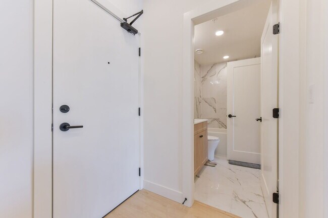 Photo du bâtiment - 1 Bed, 1 Bath Condo for Rent in Willoughby!
