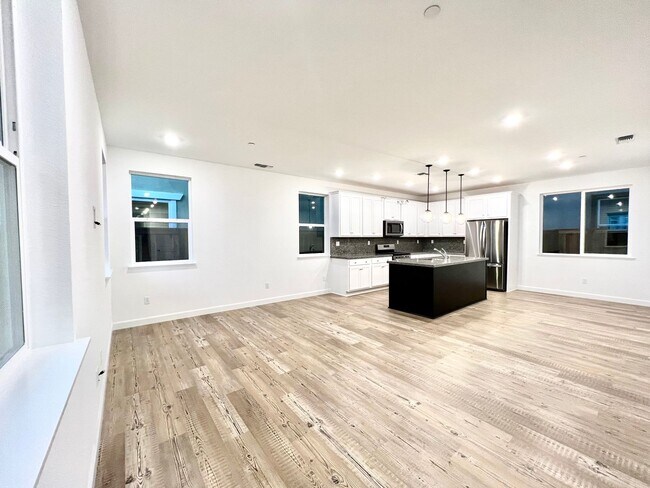 Foto del edificio - GORGEOUS 4 BED/3BATH IN BRENTWOOD SAVE $10...