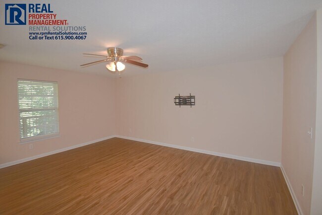 Foto del edificio - Wonderful 2 story 3BD/2.5BA home in LaVergne w/ attached garage!