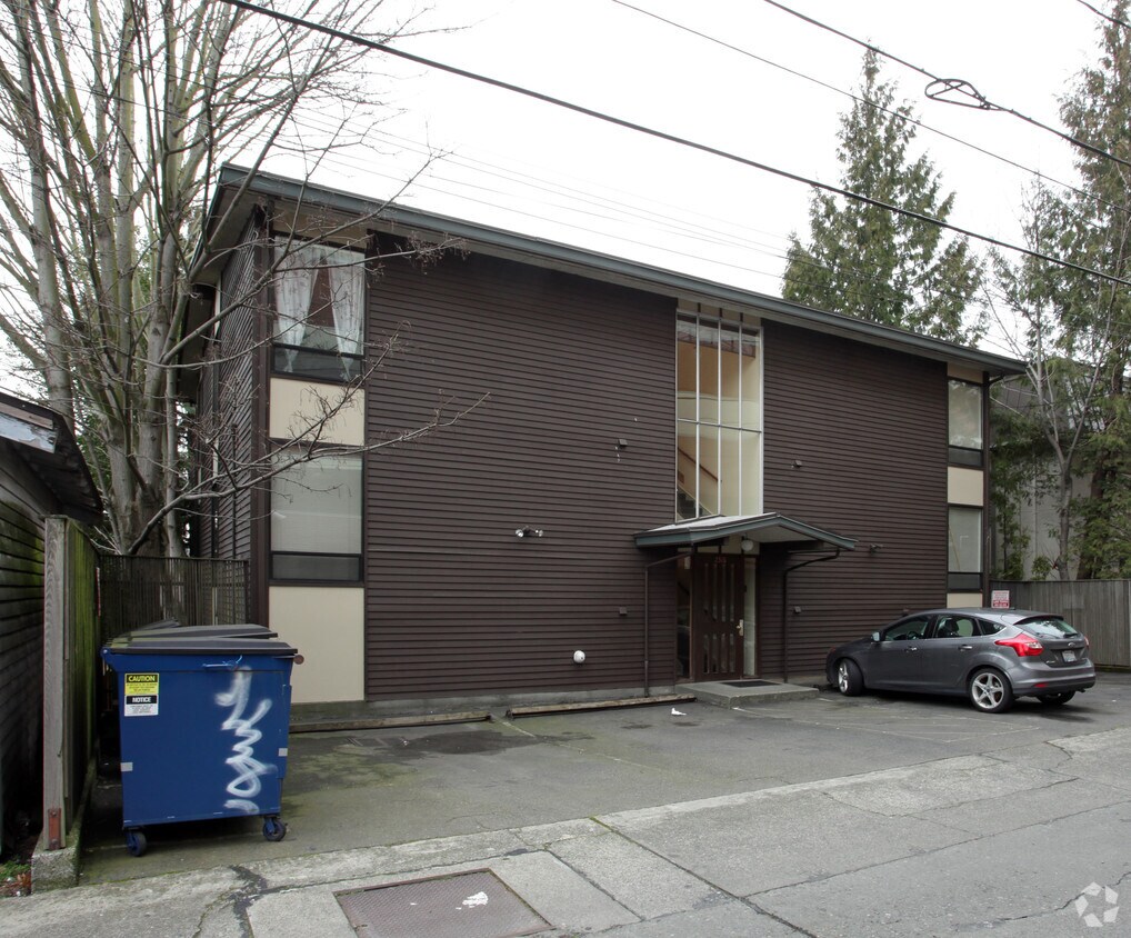 Building Photo - Royale Apartments